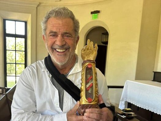 Mel Gibson com relíquia de São Judas Tadeu