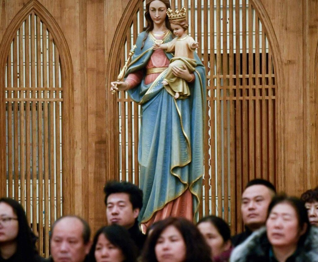 fiéis assistindo a nomeação de novo bispo na China 