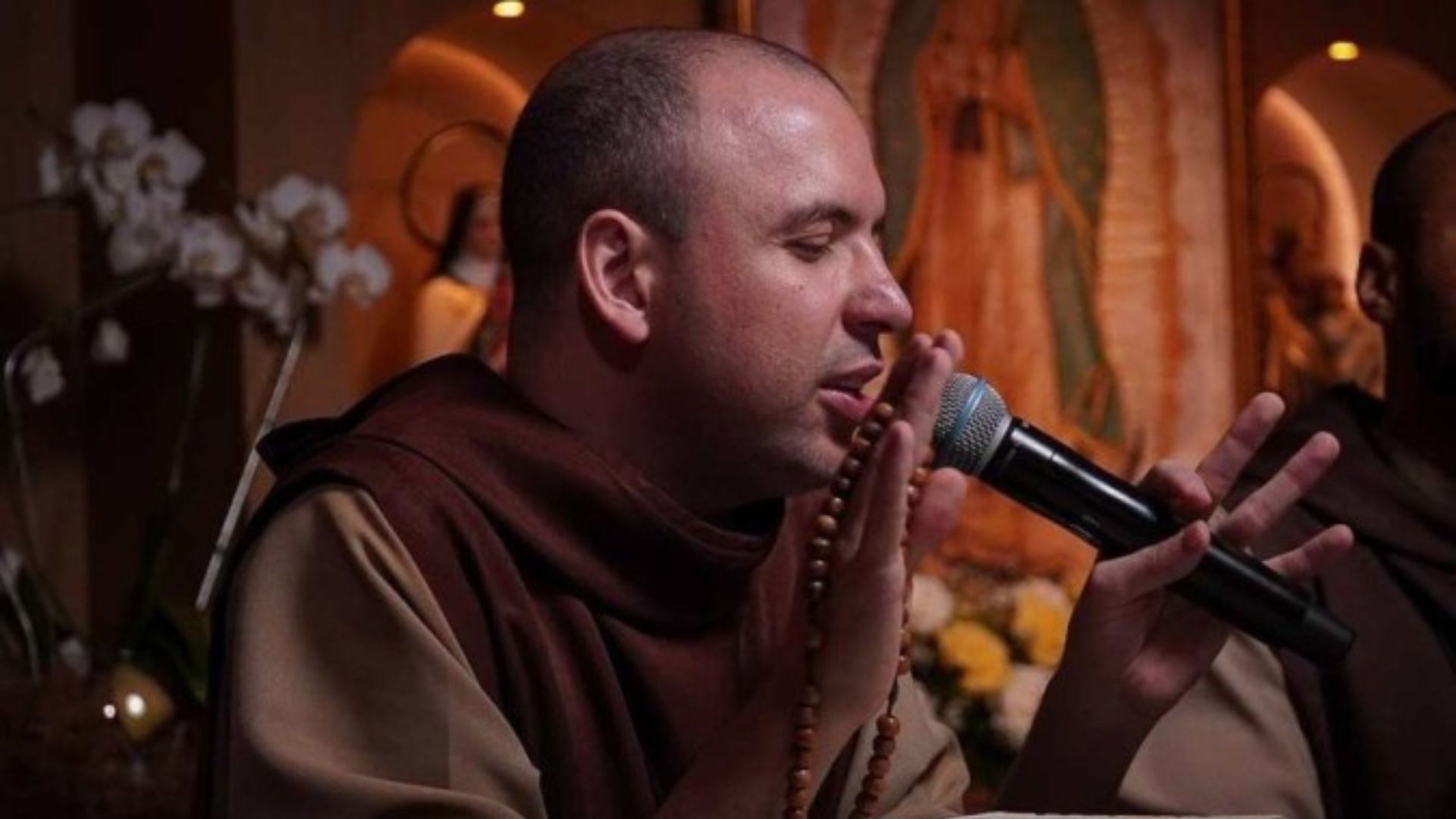 Frei Gilson realizando uma oração durante o rosário da madrugada